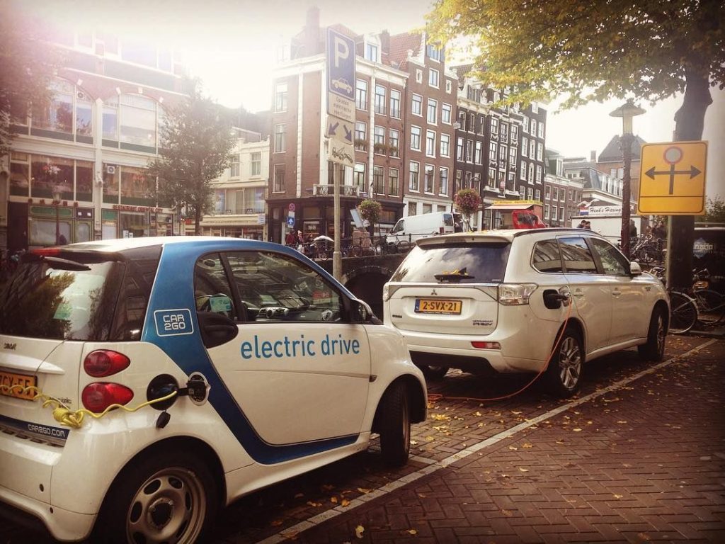 Una ciudad de autos eléctricos. Ámsterdam planea ser la primera