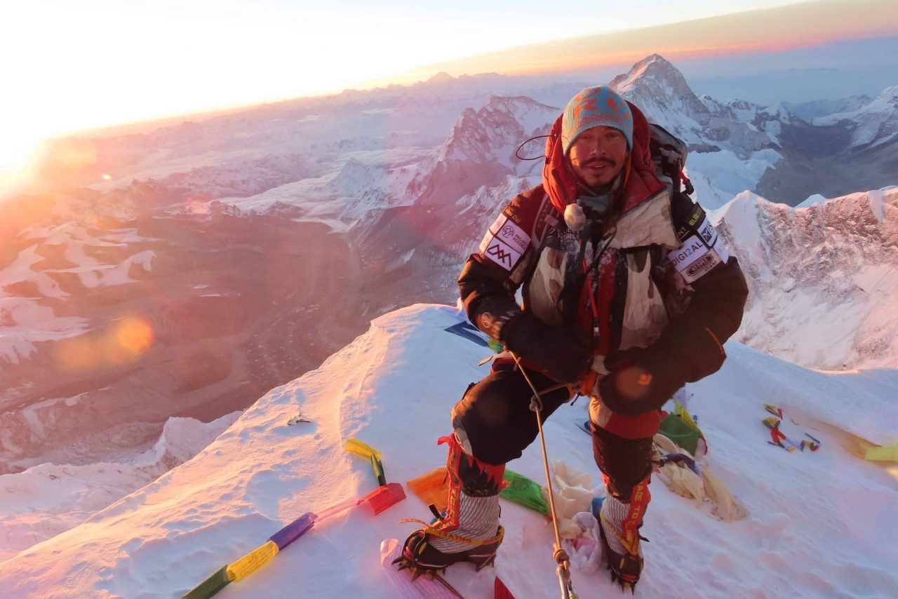Nirmal Purja el escalador nepalí en la cima de una montaña