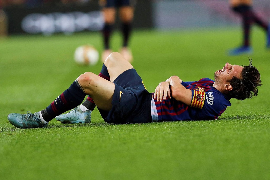 Messi sufriendo una lesión