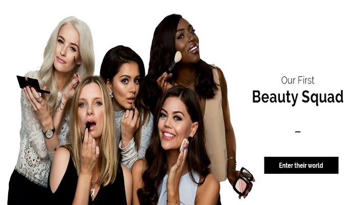 Mujeres de diversas razas utilizando productos cosméticos para futuras ventas