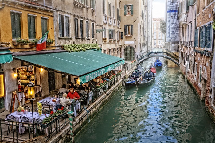 Góndolas parqueada en un restaurante en Venecia