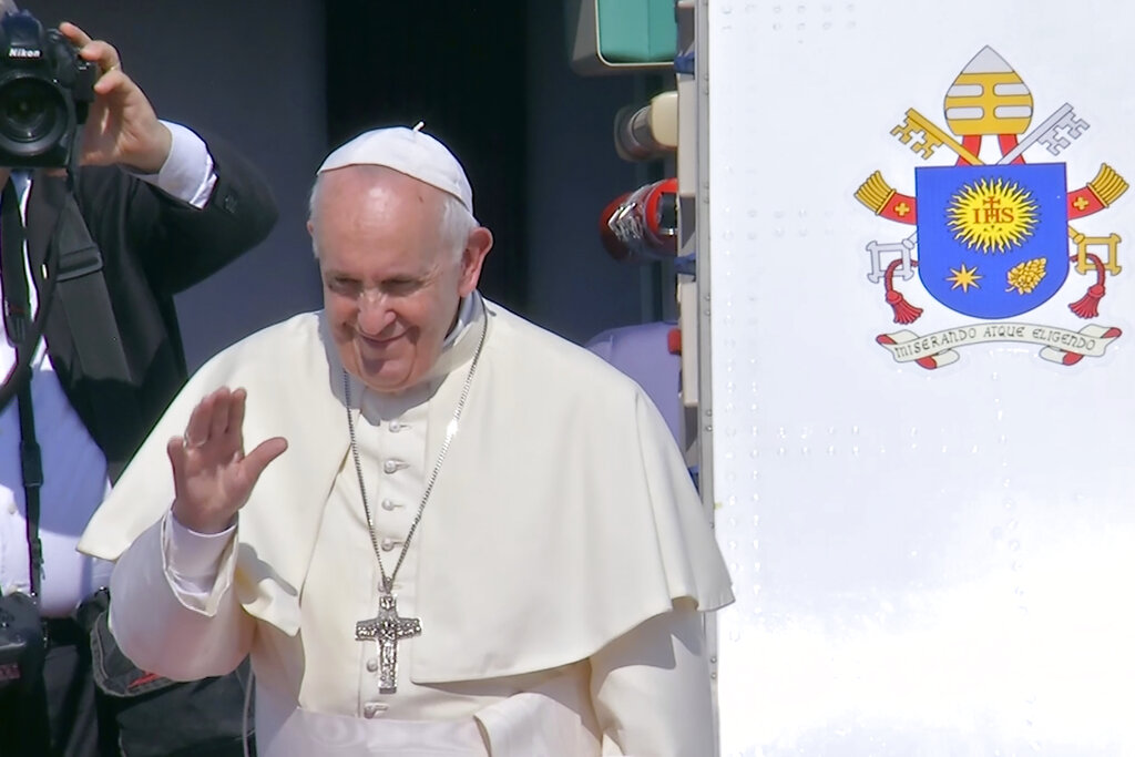 En esta imagen, tomada de un video, el papa Francisco saluda a la multitud vestido de blanco y sonriendo