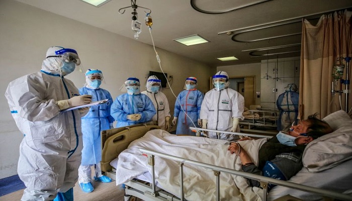   Coronavirus afectan a seres humanos,hombre hospitalizado rodeado de médicos