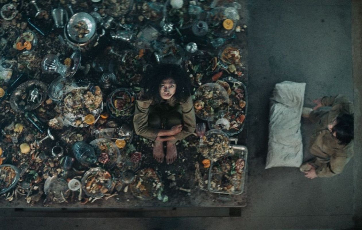 Uno de los aspectos distintivos del filme,la comida esparcida y desparramada sobre una gran mesa y varios actores cerca de ella