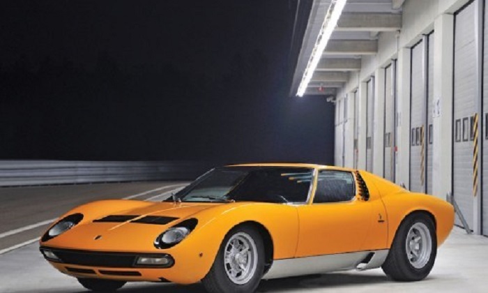 Auto Lamborghini del 72 de color amarillo