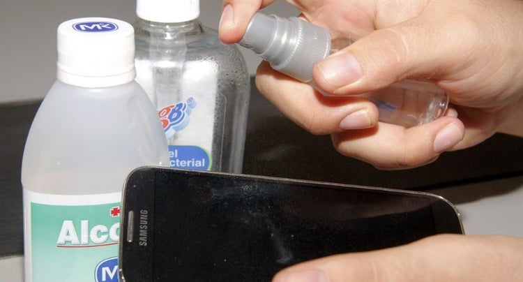 limpieza y desinfección de un celular