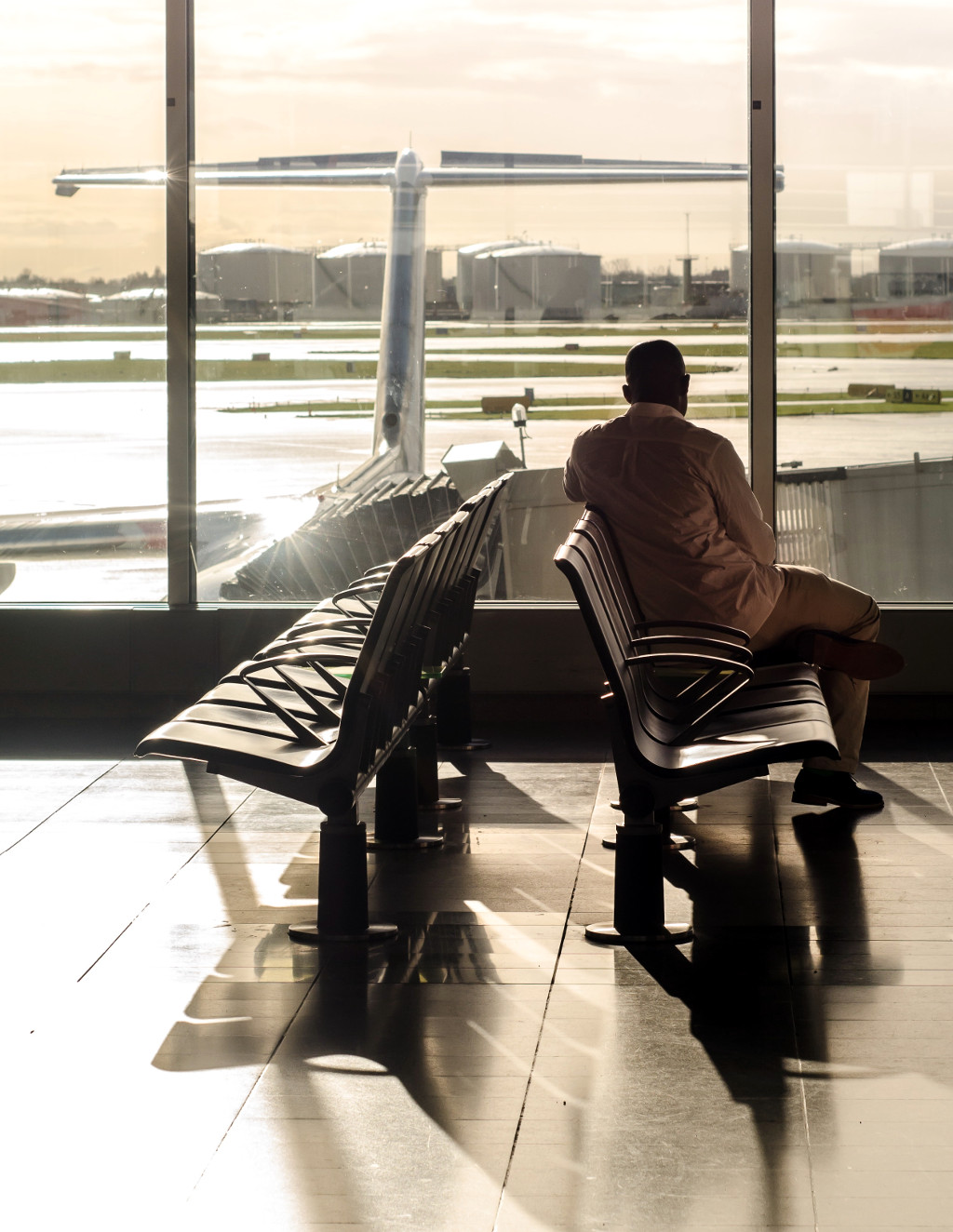 Hombre en sala de espera como imagen asociada a nuevas reglas para viajar en avión