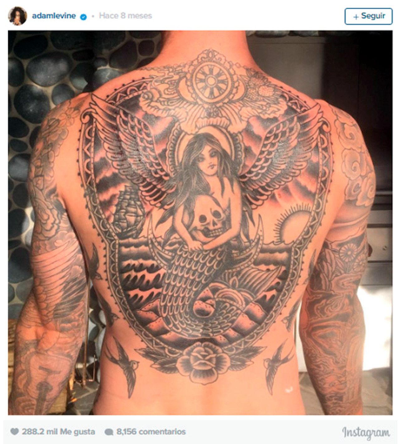 Un camafeo con una sirena alada es el tatuaje más grande de Adam Levine