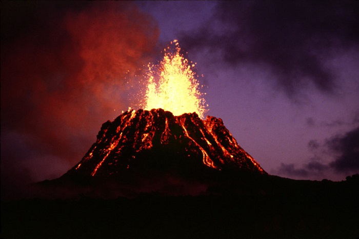 Volcan Etna haciendo erupción 