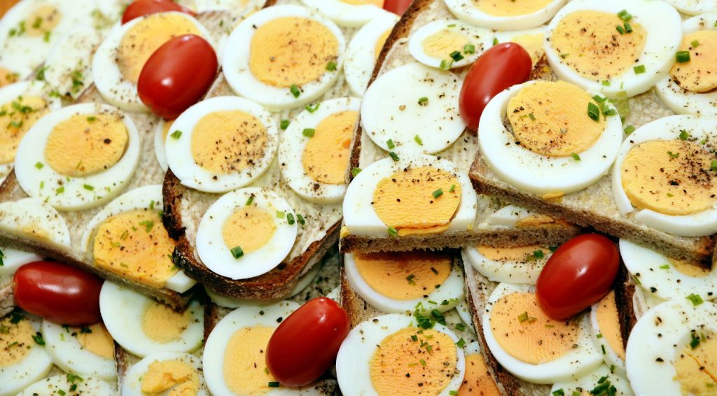 ¿Cómo prevenir la salmonella al manipular los huevos?