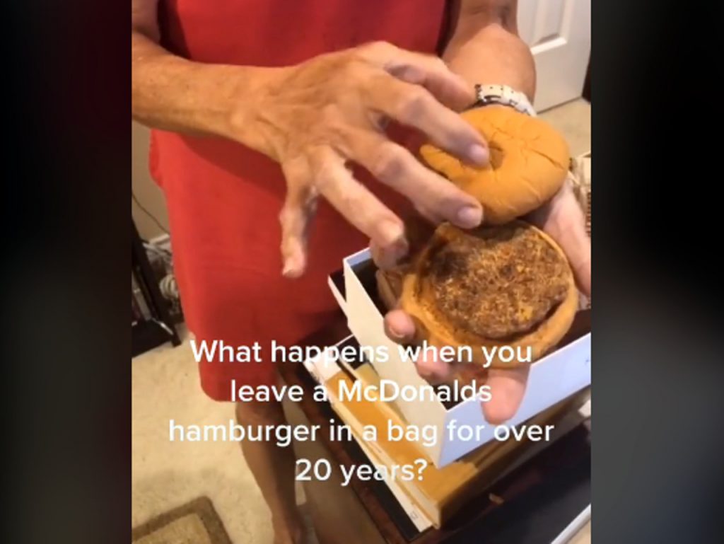 Guarda una hamburguesa con papas 24 años ¿Cómo se ve hoy?