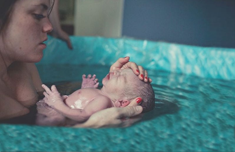 ¿Es bueno que los bebés nazcan en el agua?