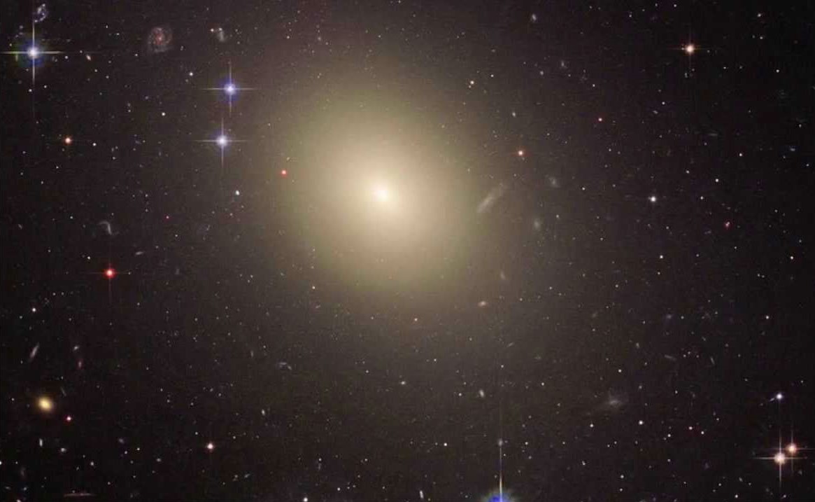 IC101 - Galaxia más grande |:  6 objetos más grandes del universo |  bayas de cerebro