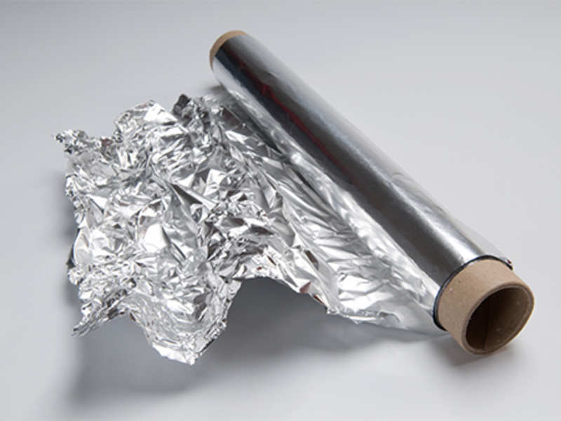 Forra tu recipiente con papel de aluminio.  8 formas de evitar que el hielo se derrita |  bayas de cerebro