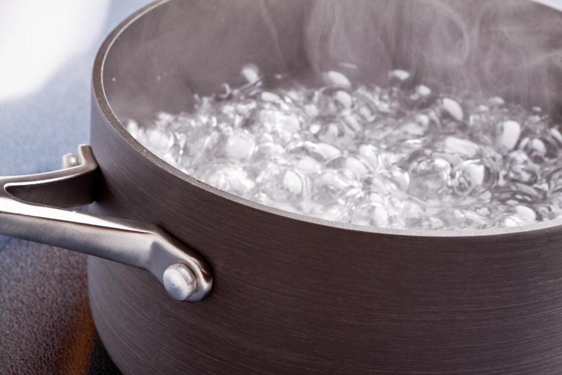 Usa agua hervida para tus cubitos de hielo.  8 formas de evitar que el hielo se derrita |  bayas de cerebro