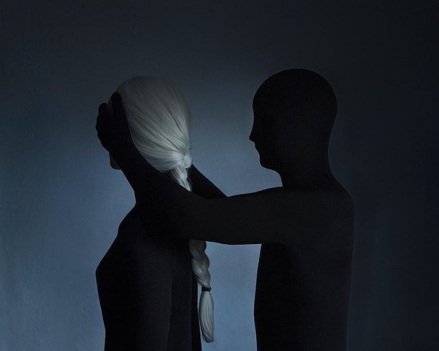 Una niña y la sombra |:  Fotografía surrealista que explora el solitario mundo interior del hombre.  bayas de cerebro