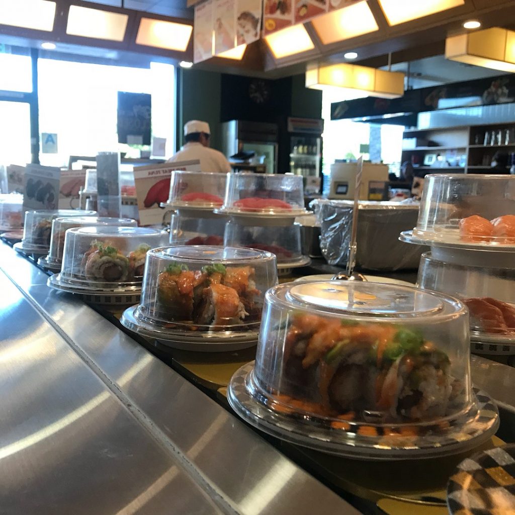 Barras de sushi giratorias |:  8 locas técnicas japonesas cotidianas que te harán desear vivir en Japón |  bayas de cerebro